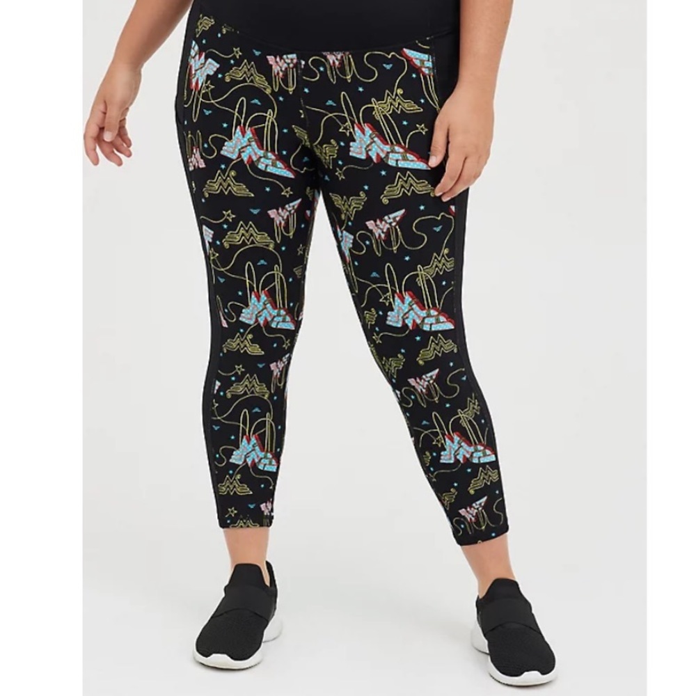 TORRID NWT DC WONDER WOMAN CROP LEGGING - PERFORMANCE CORE LASSOS BLACK